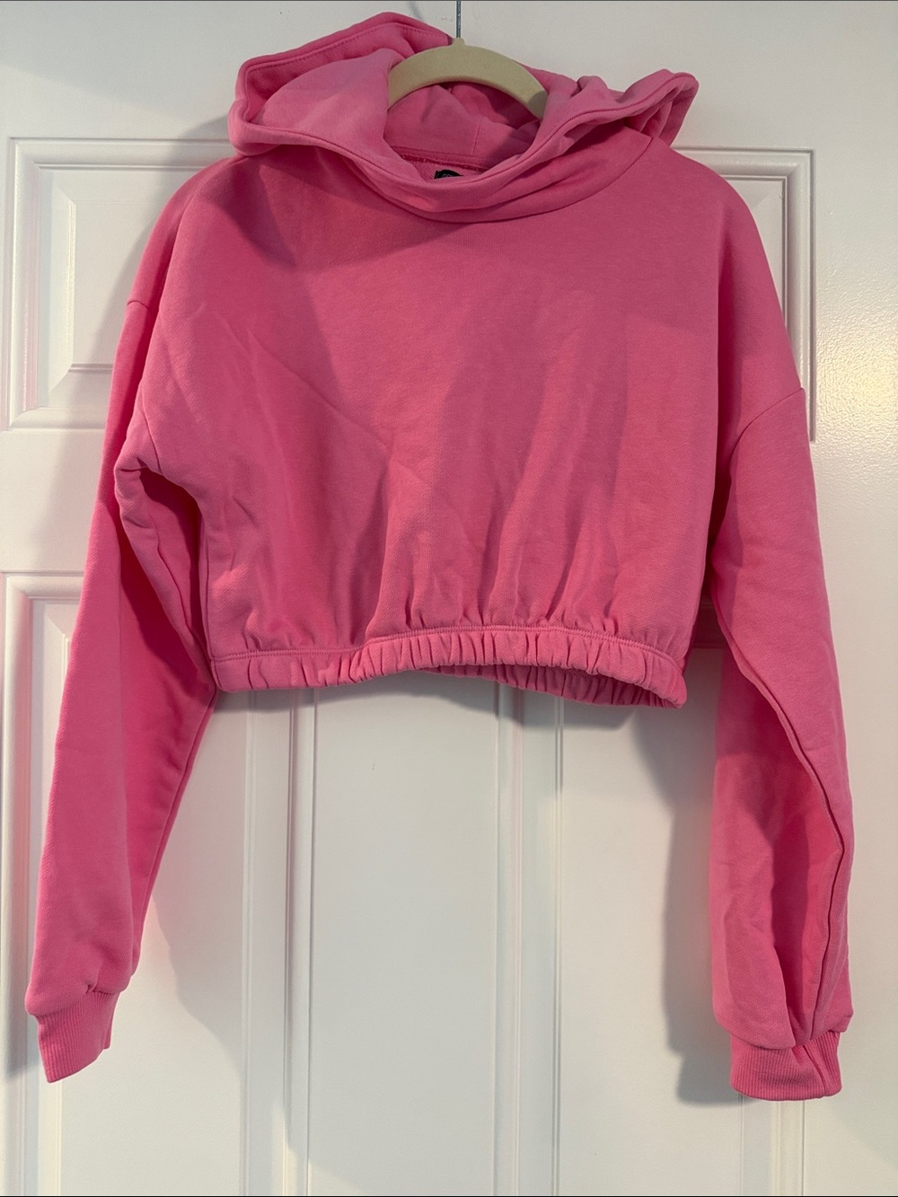 naked wardrobe Cropped Pink Hoodie with Elastic Hem